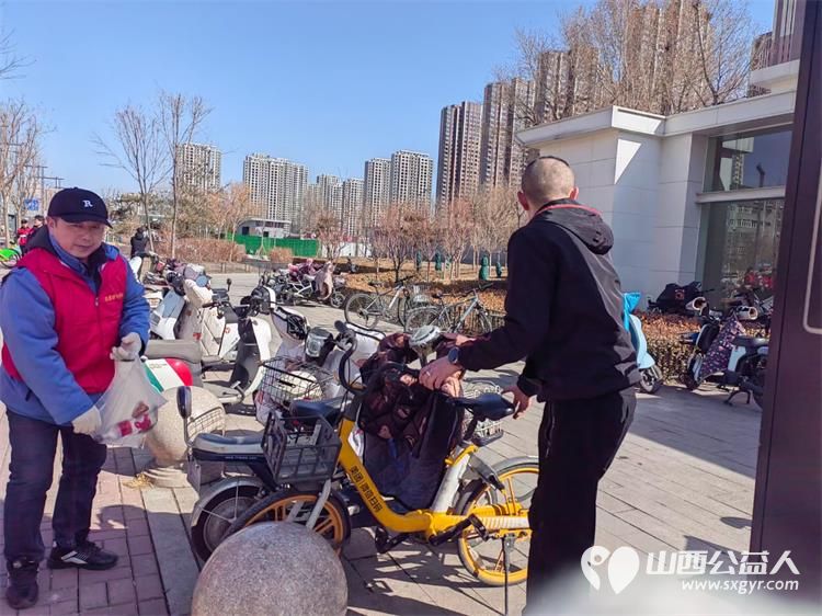 太原市志愿者小分队组织志愿者参加学雷锋活动在小商品市场路段清理环境卫生 - 第41张