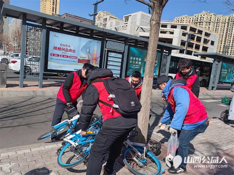 太原市志愿者小分队组织志愿者参加学雷锋活动在小商品市场路段清理环境卫生 - 第38张