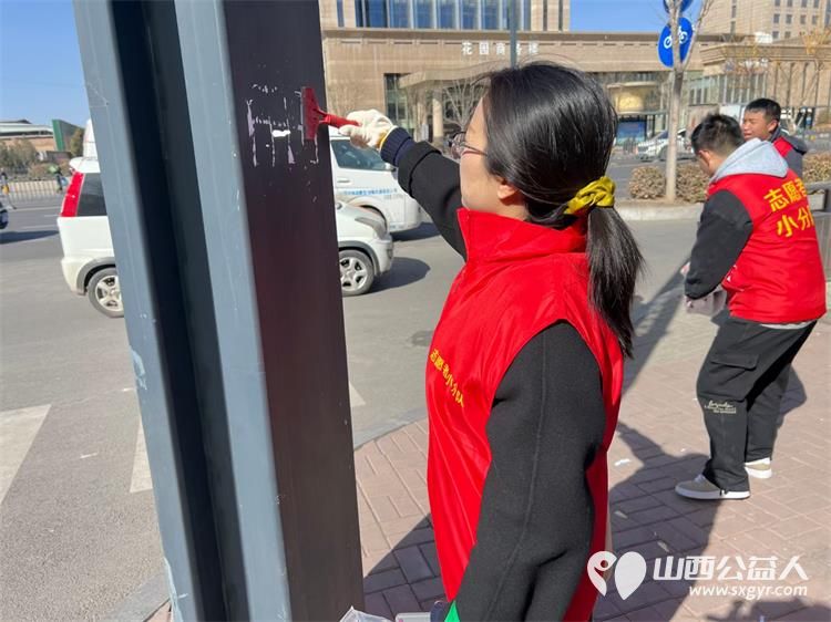 太原市志愿者小分队组织志愿者参加学雷锋活动在小商品市场路段清理环境卫生 - 第37张