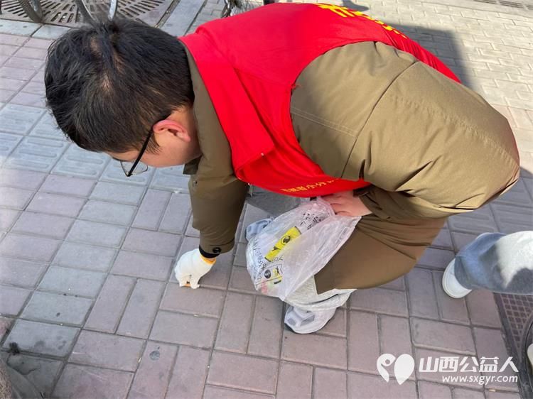 太原市志愿者小分队组织志愿者参加学雷锋活动在小商品市场路段清理环境卫生 - 第33张