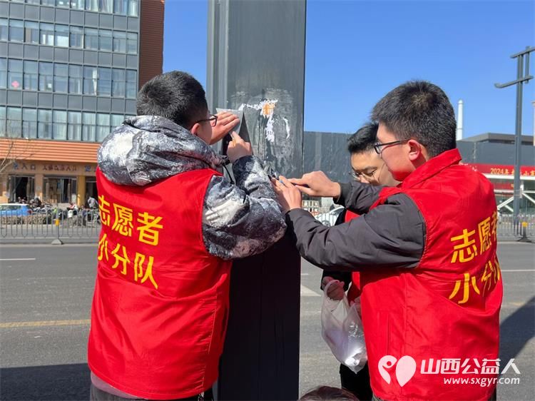 太原市志愿者小分队组织志愿者参加学雷锋活动在小商品市场路段清理环境卫生 - 第35张