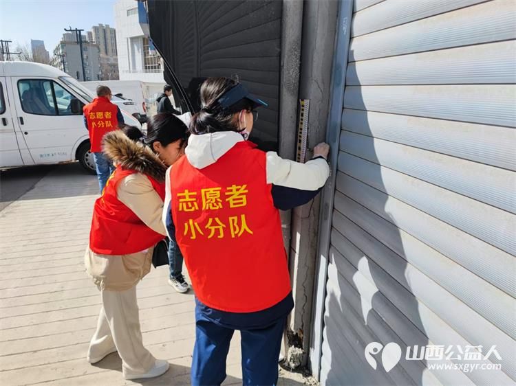 太原市志愿者小分队组织志愿者参加学雷锋活动在小商品市场路段清理环境卫生 - 第34张