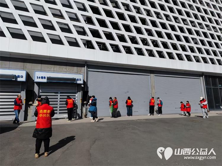太原市志愿者小分队组织志愿者参加学雷锋活动在小商品市场路段清理环境卫生 - 第30张