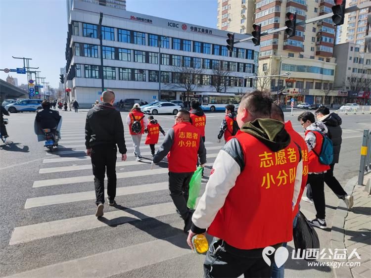 太原市志愿者小分队组织志愿者参加学雷锋活动在小商品市场路段清理环境卫生 - 第31张