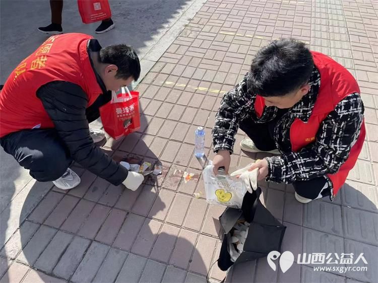 太原市志愿者小分队组织志愿者参加学雷锋活动在小商品市场路段清理环境卫生 - 第28张