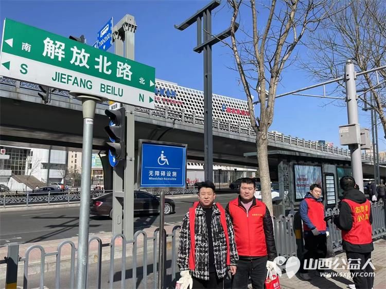 太原市志愿者小分队组织志愿者参加学雷锋活动在小商品市场路段清理环境卫生 - 第26张