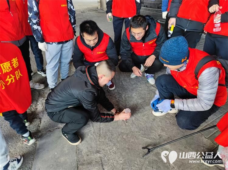 太原市志愿者小分队组织志愿者参加学雷锋活动在小商品市场路段清理环境卫生 - 第44张