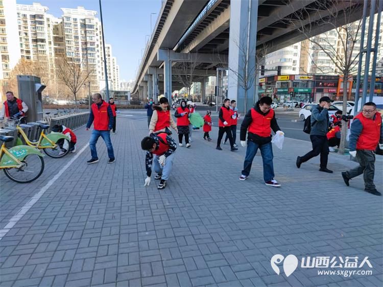 太原市志愿者小分队组织志愿者参加学雷锋活动在小商品市场路段清理环境卫生 - 第49张