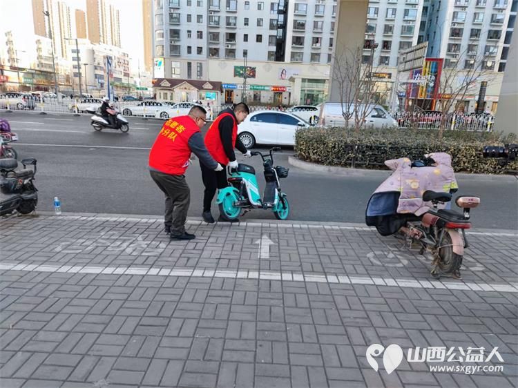 太原市志愿者小分队组织志愿者参加学雷锋活动在小商品市场路段清理环境卫生 - 第46张