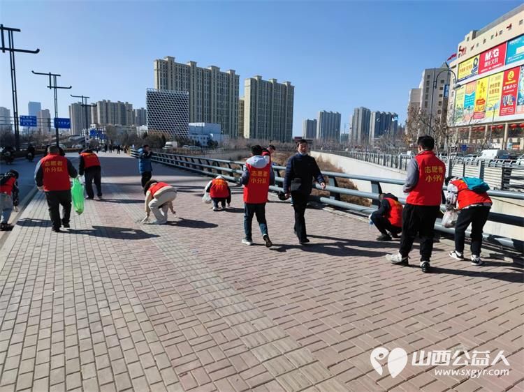 太原市志愿者小分队组织志愿者参加学雷锋活动在小商品市场路段清理环境卫生 - 第47张