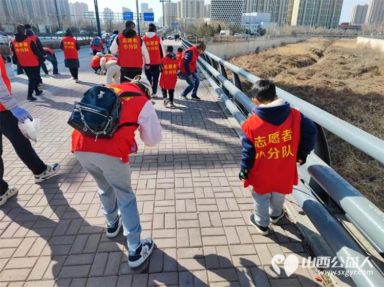 太原市志愿者小分队组织志愿者参加学雷锋活动在小商品市场路段清理环境卫生 - 第45张