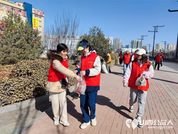 太原市志愿者小分队组织志愿者参加学雷锋活动在小商品市场路段清理环境卫生 - 第22张