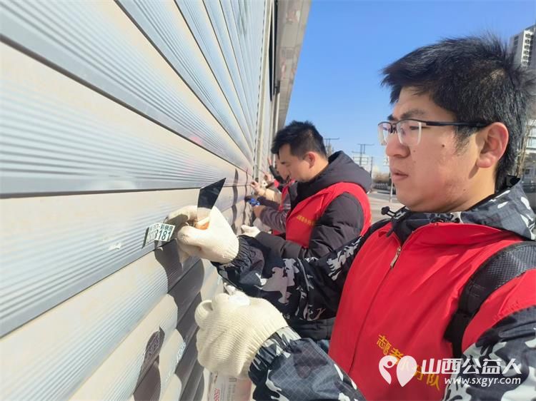 太原市志愿者小分队组织志愿者参加学雷锋活动在小商品市场路段清理环境卫生 - 第21张
