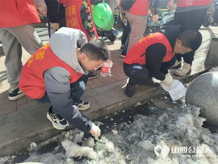 太原市志愿者小分队组织志愿者参加学雷锋活动在小商品市场路段清理环境卫生 - 第12张