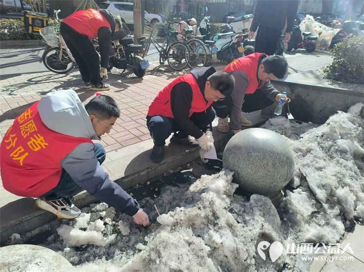 太原市志愿者小分队组织志愿者参加学雷锋活动在小商品市场路段清理环境卫生 - 第10张