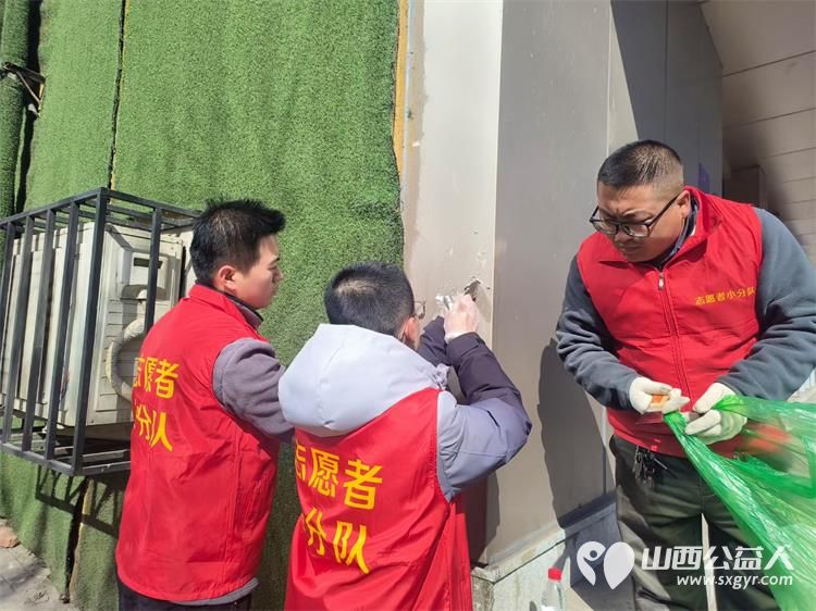 太原市志愿者小分队组织志愿者参加学雷锋活动在小商品市场路段清理环境卫生 - 第18张