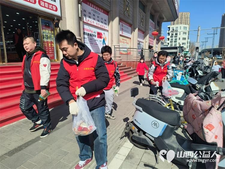 太原市志愿者小分队组织志愿者参加学雷锋活动在小商品市场路段清理环境卫生 - 第24张