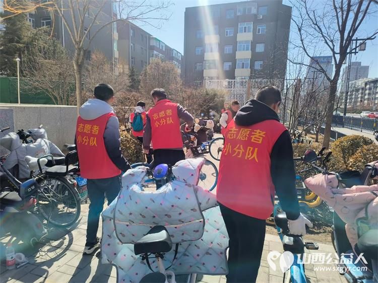 太原市志愿者小分队组织志愿者参加学雷锋活动在小商品市场路段清理环境卫生 - 第23张