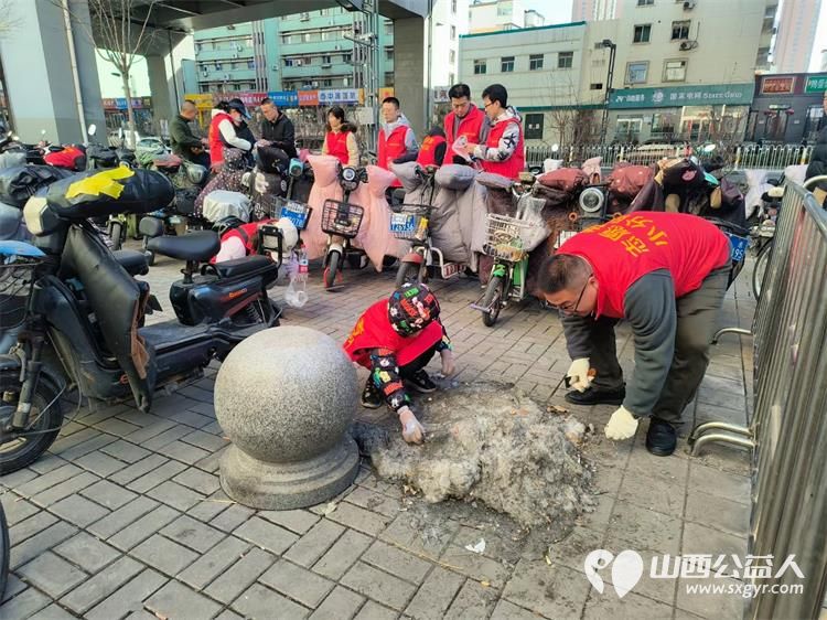 太原市志愿者小分队组织志愿者参加学雷锋活动在小商品市场路段清理环境卫生 - 第11张