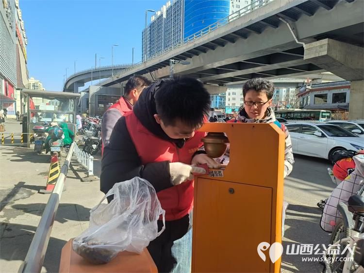 太原市志愿者小分队组织志愿者参加学雷锋活动在小商品市场路段清理环境卫生 - 第16张