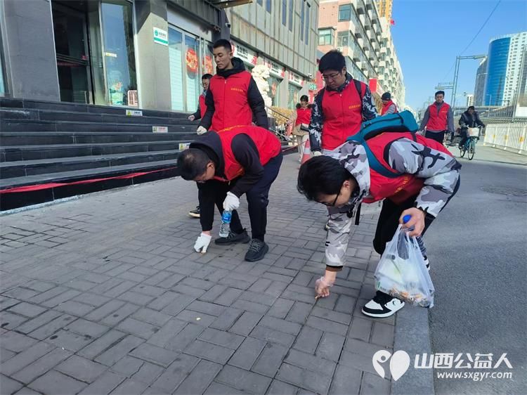 太原市志愿者小分队组织志愿者参加学雷锋活动在小商品市场路段清理环境卫生 - 第15张