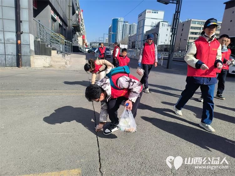 太原市志愿者小分队组织志愿者参加学雷锋活动在小商品市场路段清理环境卫生 - 第9张