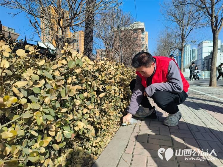 太原市志愿者小分队组织志愿者参加学雷锋活动在小商品市场路段清理环境卫生 - 第14张