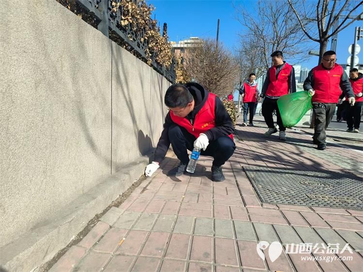 太原市志愿者小分队组织志愿者参加学雷锋活动在小商品市场路段清理环境卫生 - 第13张