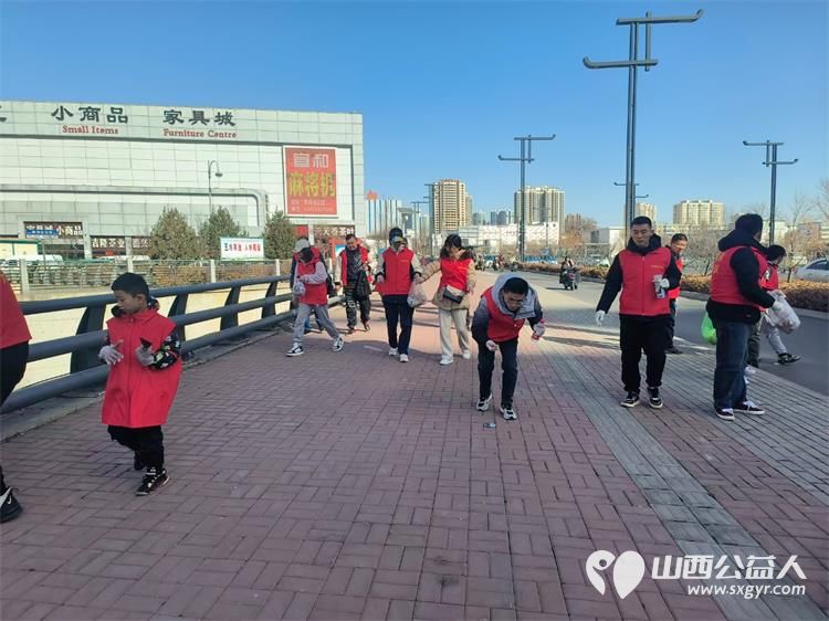 太原市志愿者小分队组织志愿者参加学雷锋活动在小商品市场路段清理环境卫生 - 第7张