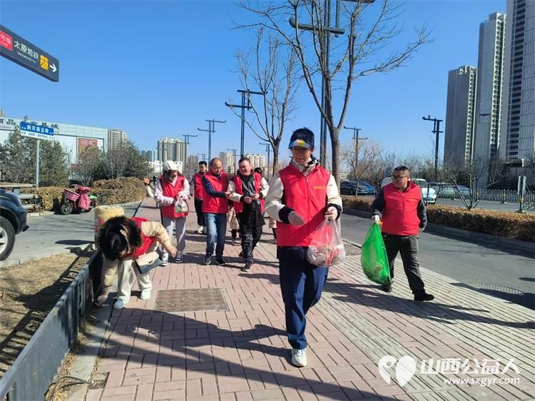 太原市志愿者小分队组织志愿者参加学雷锋活动在小商品市场路段清理环境卫生 - 第6张