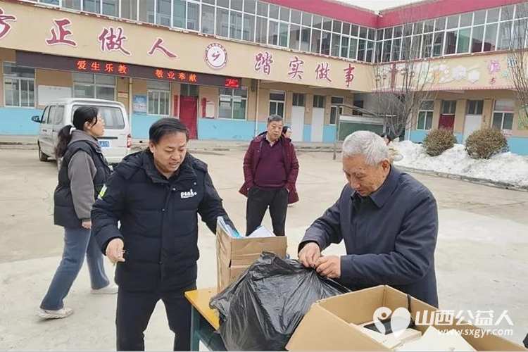 长治市阳光困境儿童帮扶协会联合晋能控股集团长治公司团委去黎城县洪井小学给学生送文具作业本等 - 第3张