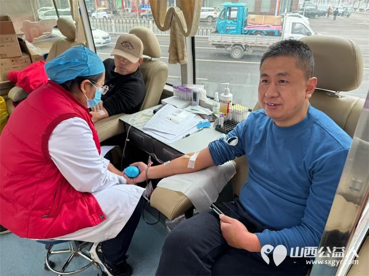 献血光荣 . 光荣献血，山西省道德模范韩俊明参加义务献血活动 - 第2张