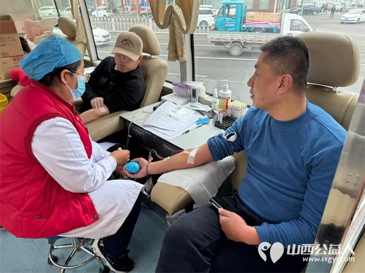 献血光荣 . 光荣献血，山西省道德模范韩俊明参加义务献血活动 - 第3张