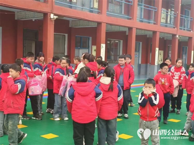 兴县同城爱心公益协会走进兴县特殊教育学校、兴县蔚汾镇乔家沟小学举行弘扬雷锋精神给留守儿童捐赠生活学习用品活动 - 第3张