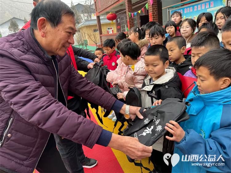 兴县同城爱心公益协会走进兴县特殊教育学校、兴县蔚汾镇乔家沟小学举行弘扬雷锋精神给留守儿童捐赠生活学习用品活动 - 第2张