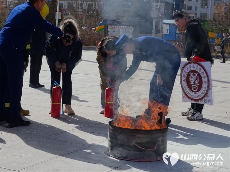 石楼县青年志愿者协会组织志愿者参加消防队消防灭火训练培训 - 第8张