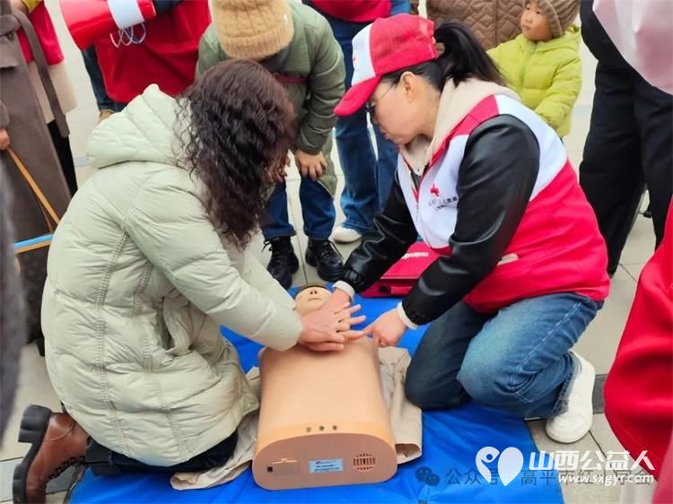 学雷锋纪念日，高平市红十字志愿者向过往群众宣传红十字应急救护知识传承红十字精神 - 第4张