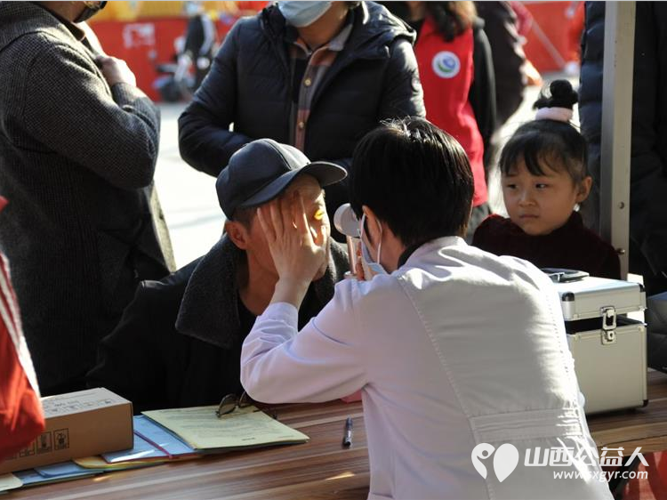 晋中市总工会团市委市文明办联合组织晋中市第一人民医院晋中新青年高校志愿者联合服务中心开展学雷锋.迎三八大型公益义诊志愿服务 - 第6张