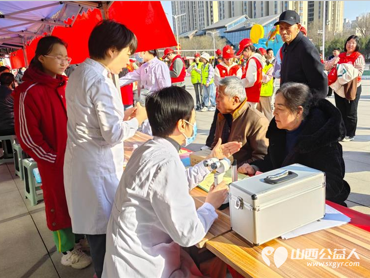晋中市总工会团市委市文明办联合组织晋中市第一人民医院晋中新青年高校志愿者联合服务中心开展学雷锋.迎三八大型公益义诊志愿服务 - 第5张