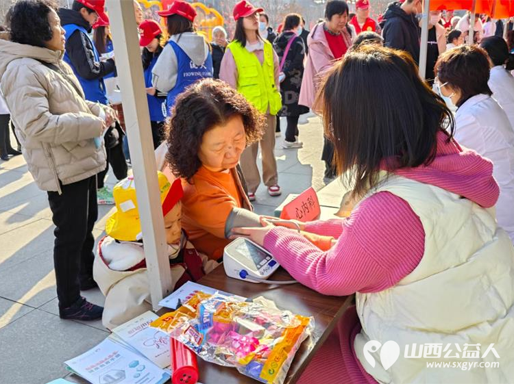 晋中市总工会团市委市文明办联合组织晋中市第一人民医院晋中新青年高校志愿者联合服务中心开展学雷锋.迎三八大型公益义诊志愿服务 - 第12张