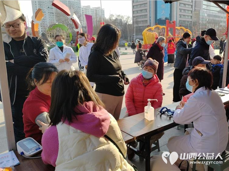 晋中市总工会团市委市文明办联合组织晋中市第一人民医院晋中新青年高校志愿者联合服务中心开展学雷锋.迎三八大型公益义诊志愿服务 - 第13张