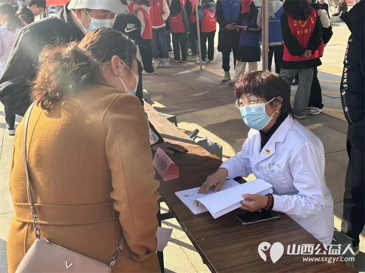 晋中市总工会团市委市文明办联合组织晋中市第一人民医院晋中新青年高校志愿者联合服务中心开展学雷锋.迎三八大型公益义诊志愿服务 - 第11张