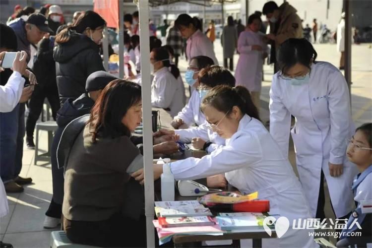 晋中市总工会团市委市文明办联合组织晋中市第一人民医院晋中新青年高校志愿者联合服务中心开展学雷锋.迎三八大型公益义诊志愿服务 - 第10张