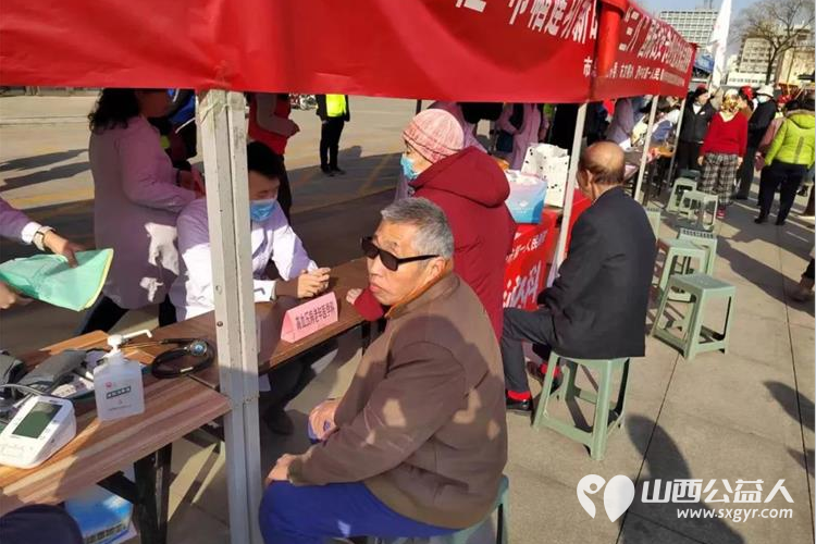 晋中市总工会团市委市文明办联合组织晋中市第一人民医院晋中新青年高校志愿者联合服务中心开展学雷锋.迎三八大型公益义诊志愿服务 - 第18张