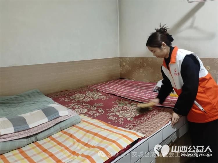 交城县成溪社会工作服务中心志愿者前往洪相镇为特困老人送去打扫卫生等服务 - 第2张 - 山西公益人 交城县成溪社会工作服务中心志愿者前往洪相镇为特困老人送去打扫卫生等服务 - 第2张