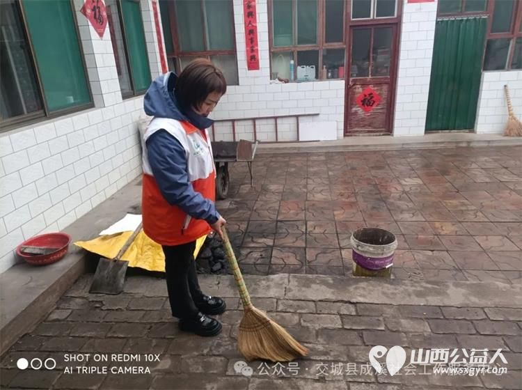 交城县成溪社会工作服务中心志愿者前往洪相镇为特困老人送去打扫卫生等服务 - 第3张 - 山西公益人 交城县成溪社会工作服务中心志愿者前往洪相镇为特困老人送去打扫卫生等服务 - 第3张