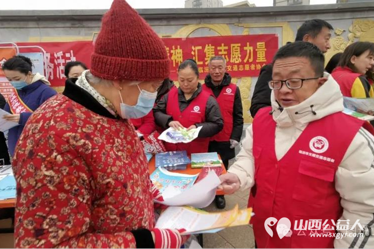 临汾市文明交通志愿者协会在紫藤公园开展学雷锋，文明实践我行动志愿服务活动 - 第5张