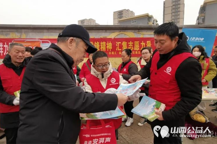 临汾市文明交通志愿者协会在紫藤公园开展学雷锋，文明实践我行动志愿服务活动 - 第3张