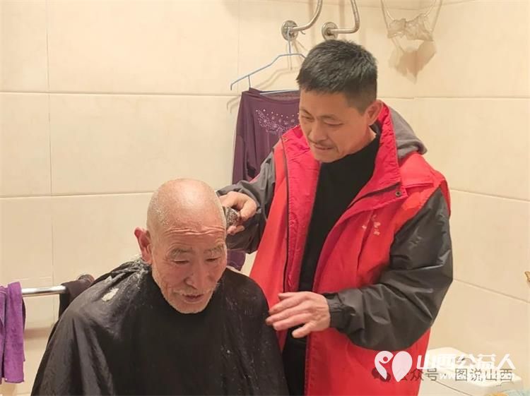临汾市文明交通志愿者协会景毛分队的志愿者们来到南高村颐德敬老院给老人们整理床铺卫生理发剪指甲陪他们聊天拉家常 - 第4张