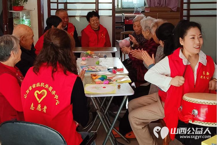 山西省省直机关后勤保障中心综改保障部一行来我东岳老年公寓慰问老人义务劳动创意手工制作击鼓传花等活动 - 第4张
